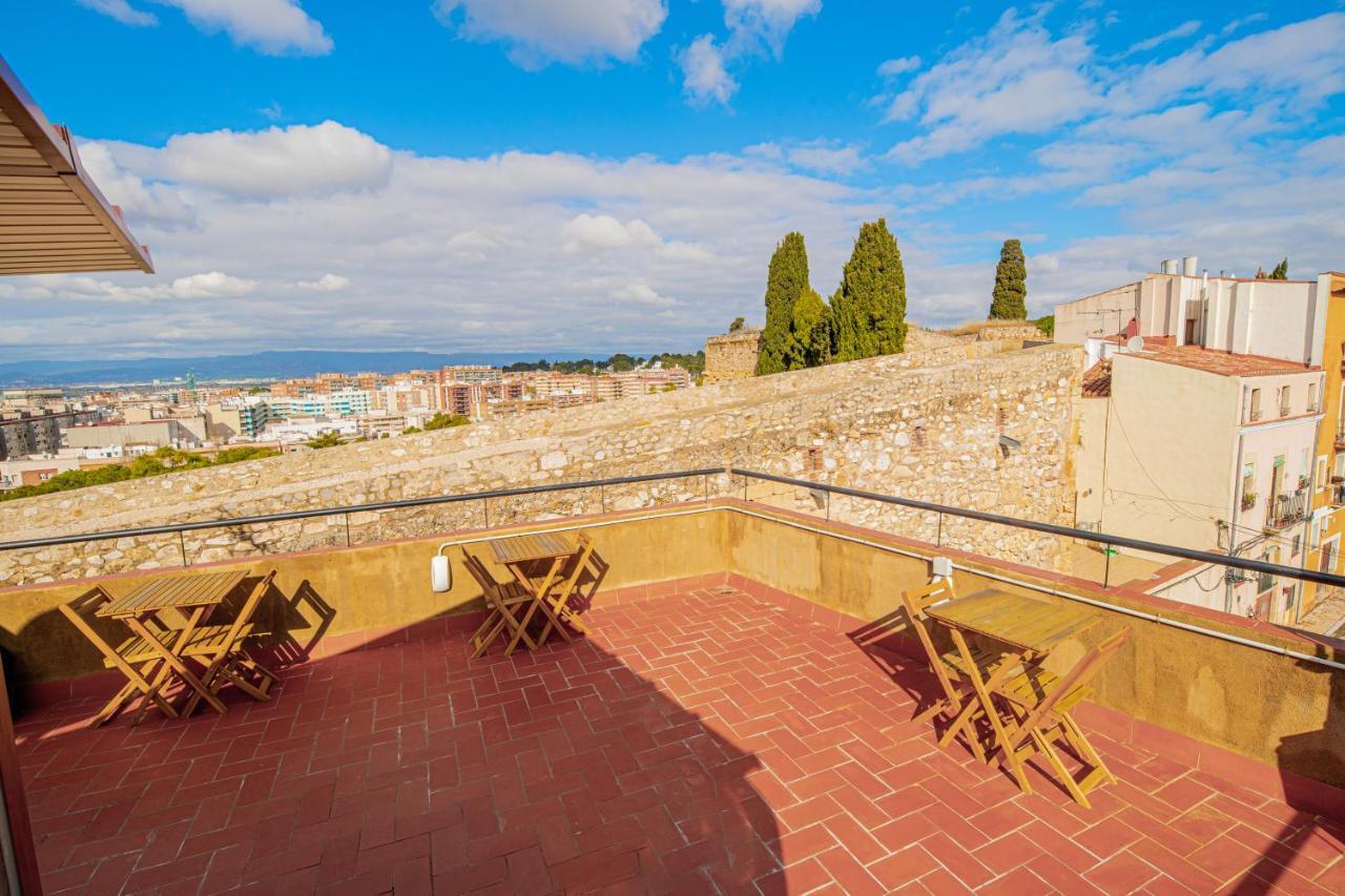 2 En La Muralla Romana Junto A La Catedral * Tarragona